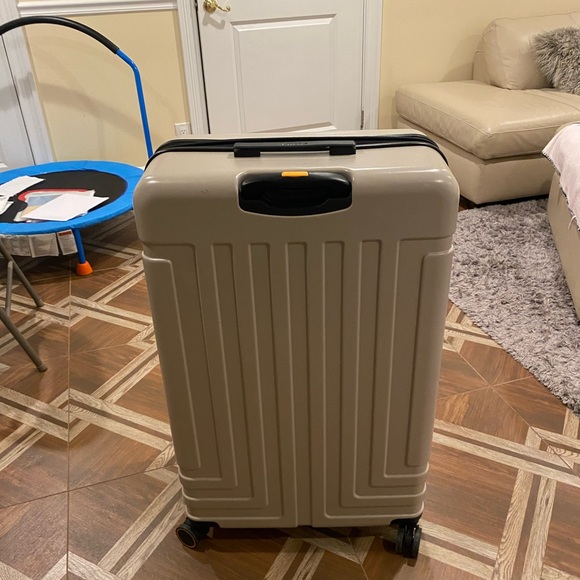 Lucas suitcase 32‘‘. Never used. Bought but couldn’t return it anymore. - Picture 2 of 5